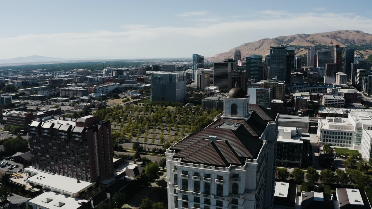 vista aérea volando más allá del grand american hotel en la ciudad de salt lake, utah