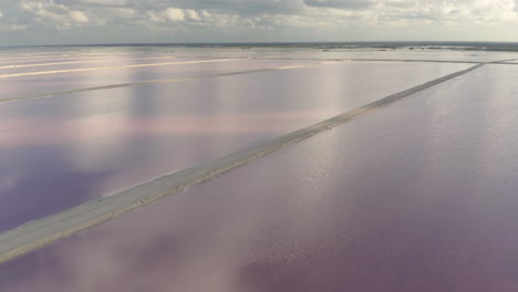 Sandige-Dammwege-Zwischen-Salzverdunstungsteichen,-Die-Von-Algen-Rosa-Geworden-Sind