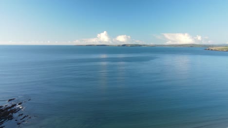 Océano-Atlántico-Tranquilo-En-Una-Mañana-De-Invierno-En-Las-Costas-De-Irlanda