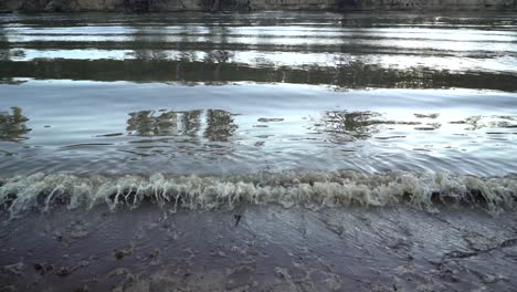 High-River-Wellen-Windiger-Tag-Sonnenuntergang-Australisches-Outback