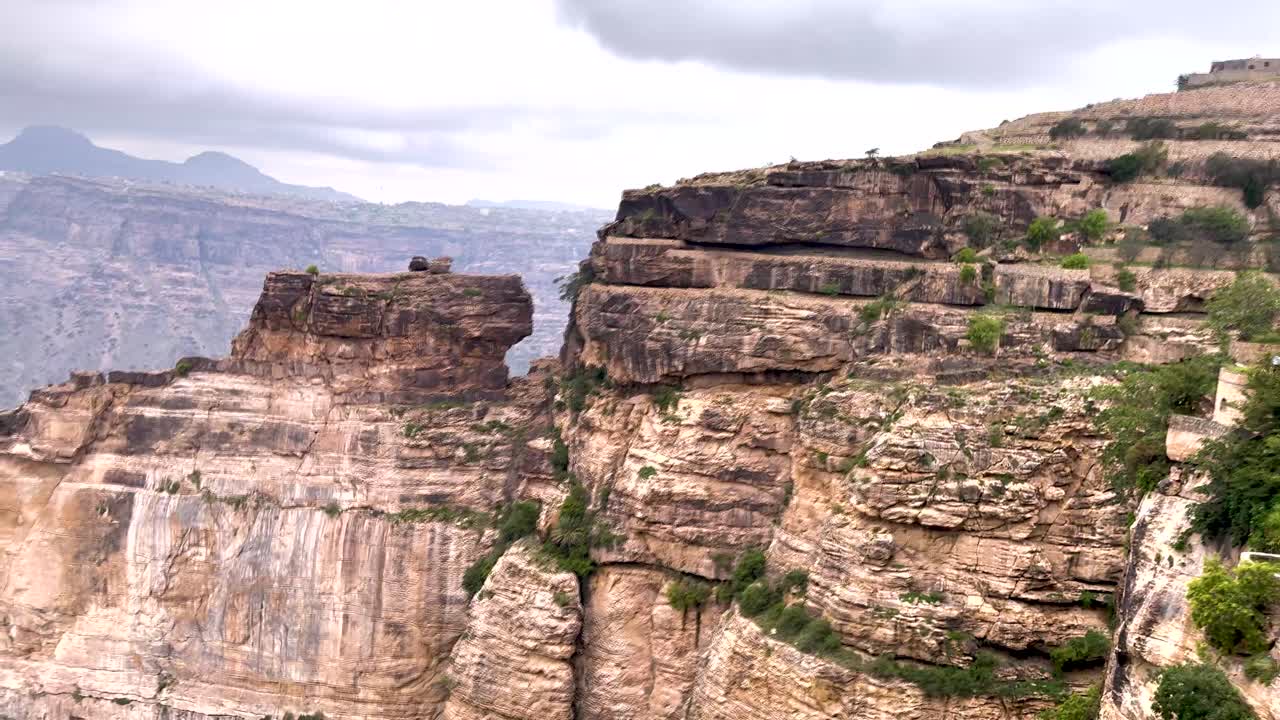 Taiz resort Al-Skoon built inside the mountain tourism destination