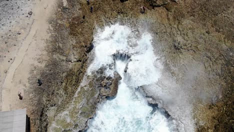 fotografía aérea del parque nacional shete boka, curaçao con las olas chocando contra las calas