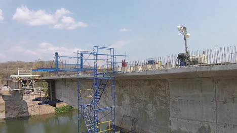 toma aérea ascendente sobre un puente medio construido en el bosque
