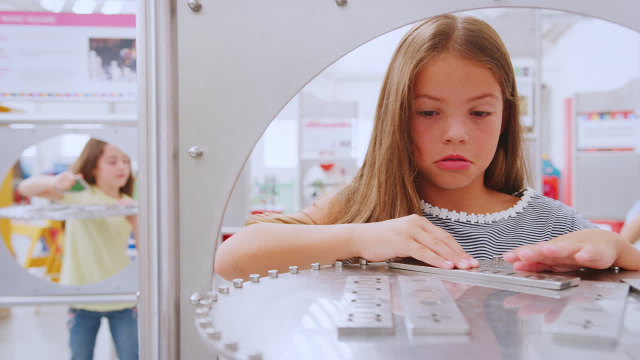 три маленьких ребенка проводят практические эксперименты в научном центре.