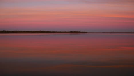 una hermosa puesta de sol en un lago de texas