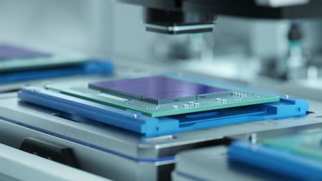 un tiro de procesador de computadora avanzado en la línea de producción está siendo probado en una fábrica de semiconductores. proceso de producción de microchips.