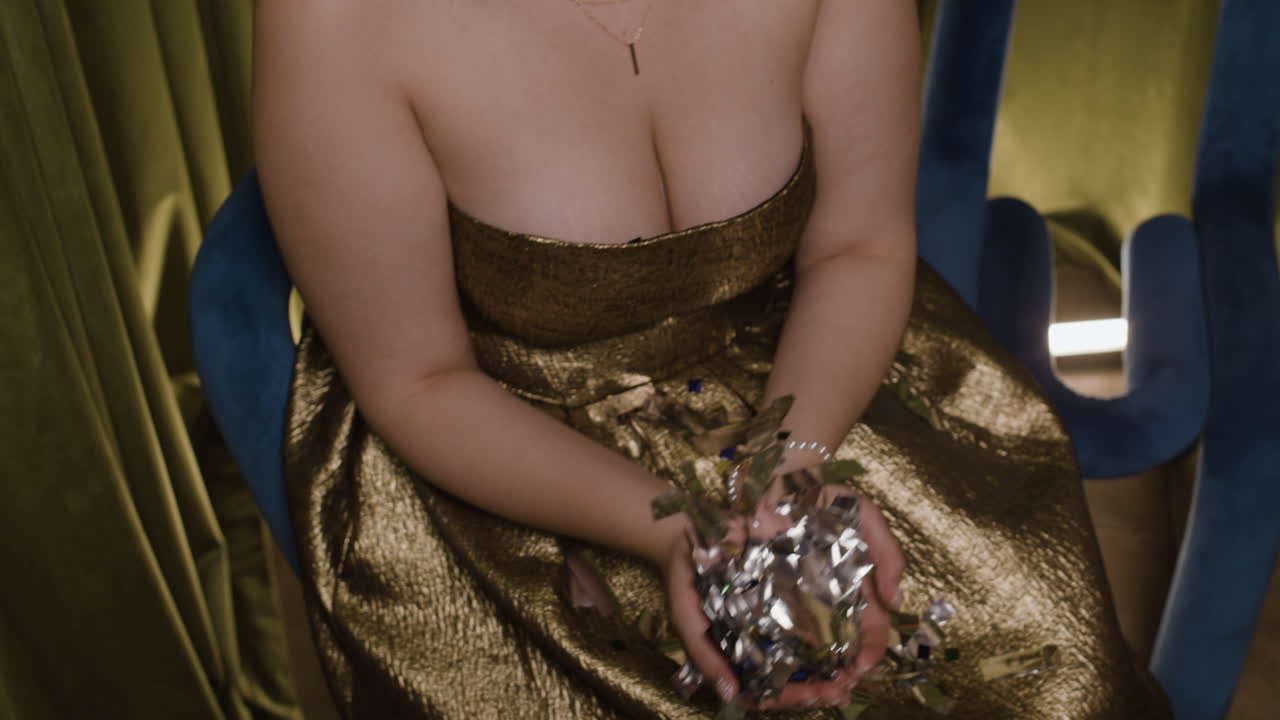 카메라에 미소 짓는 여자