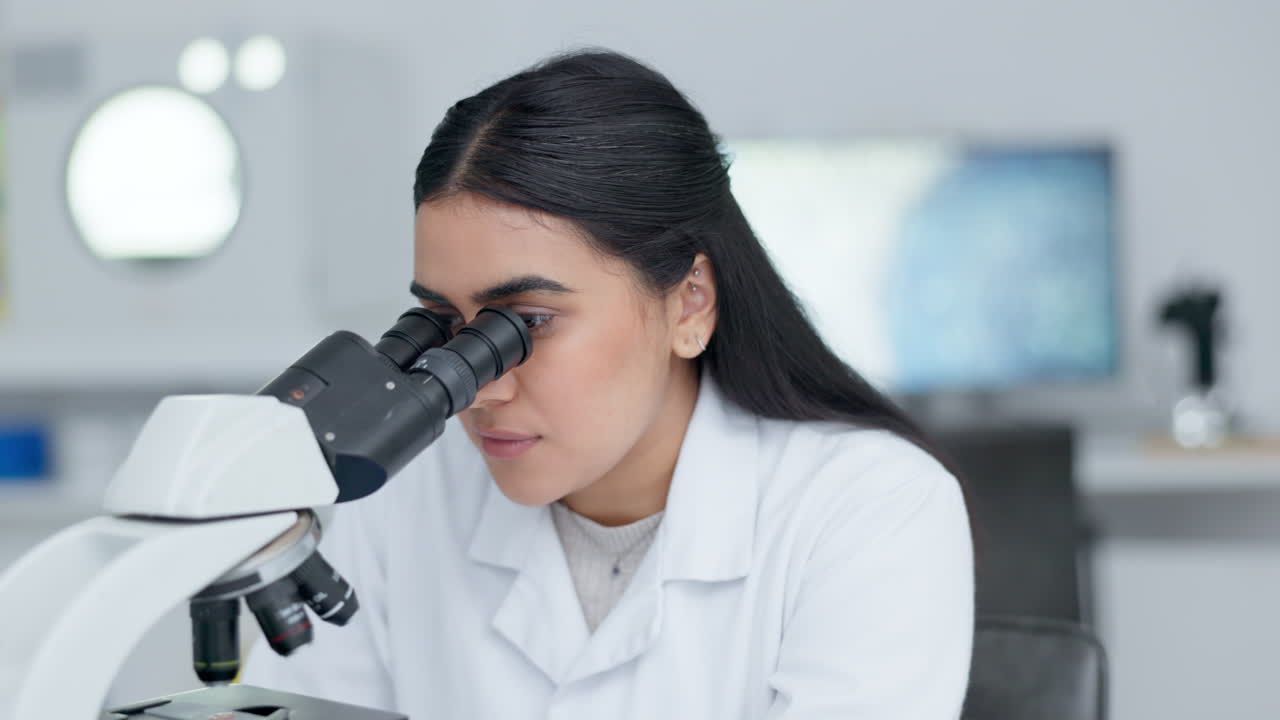 Tecnico di laboratorio clinico che usa un dispositivo portatile