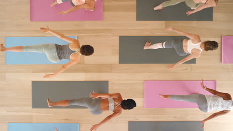 salud, ejercicio y yoga estiramiento durante