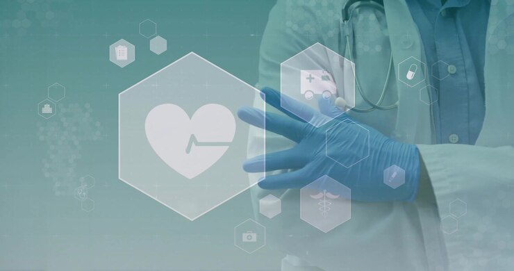 Doctor mostrando datos clínicos con iconos hexagonales flotantes en una escena de tecnología sanitaria.