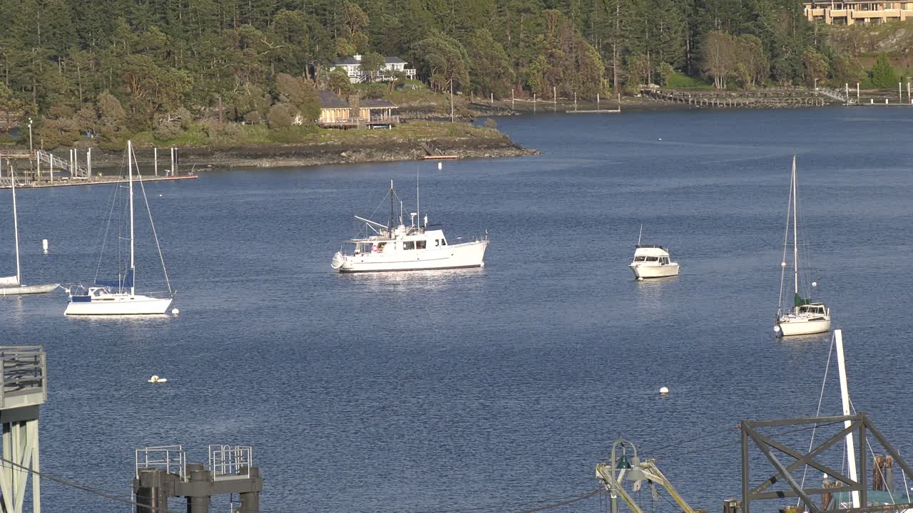 barcos atracados en el puerto