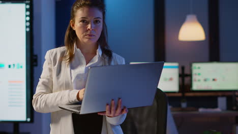 gerente cansado levantando la cabeza mirando a la cámara suspirando sosteniendo la computadora portátil