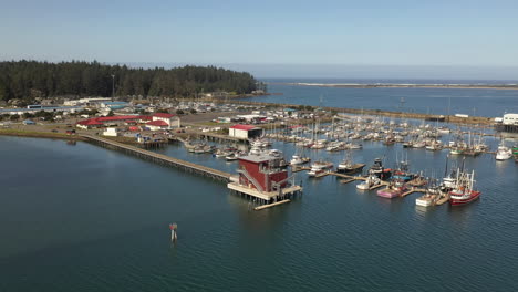 Fischerboote-Vor-Anker-Im-Hafen-Von-Charleston-Marina-Coos-Bay-In-Oregon