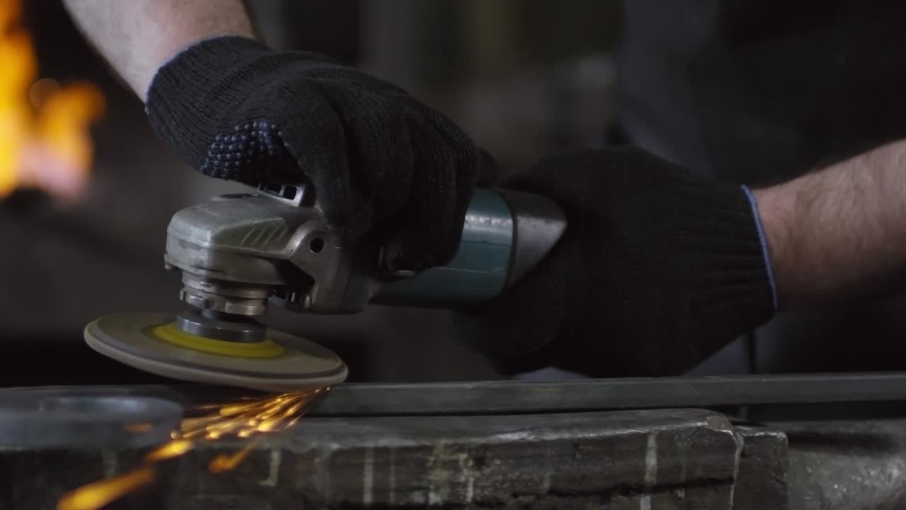molienda de metales con lijadora eléctrica