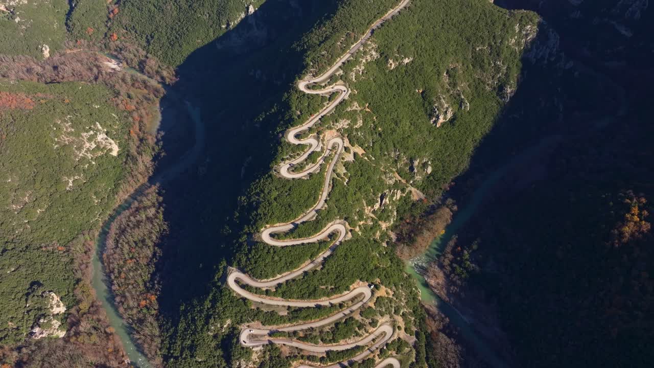 Inquadratura aerea della strada di Papigko circondata da pendii verdi, Epiro