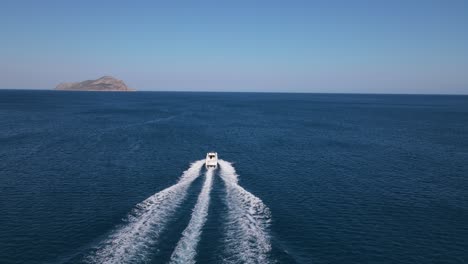 Schnellboot-Auf-See,-Luftaufnahme