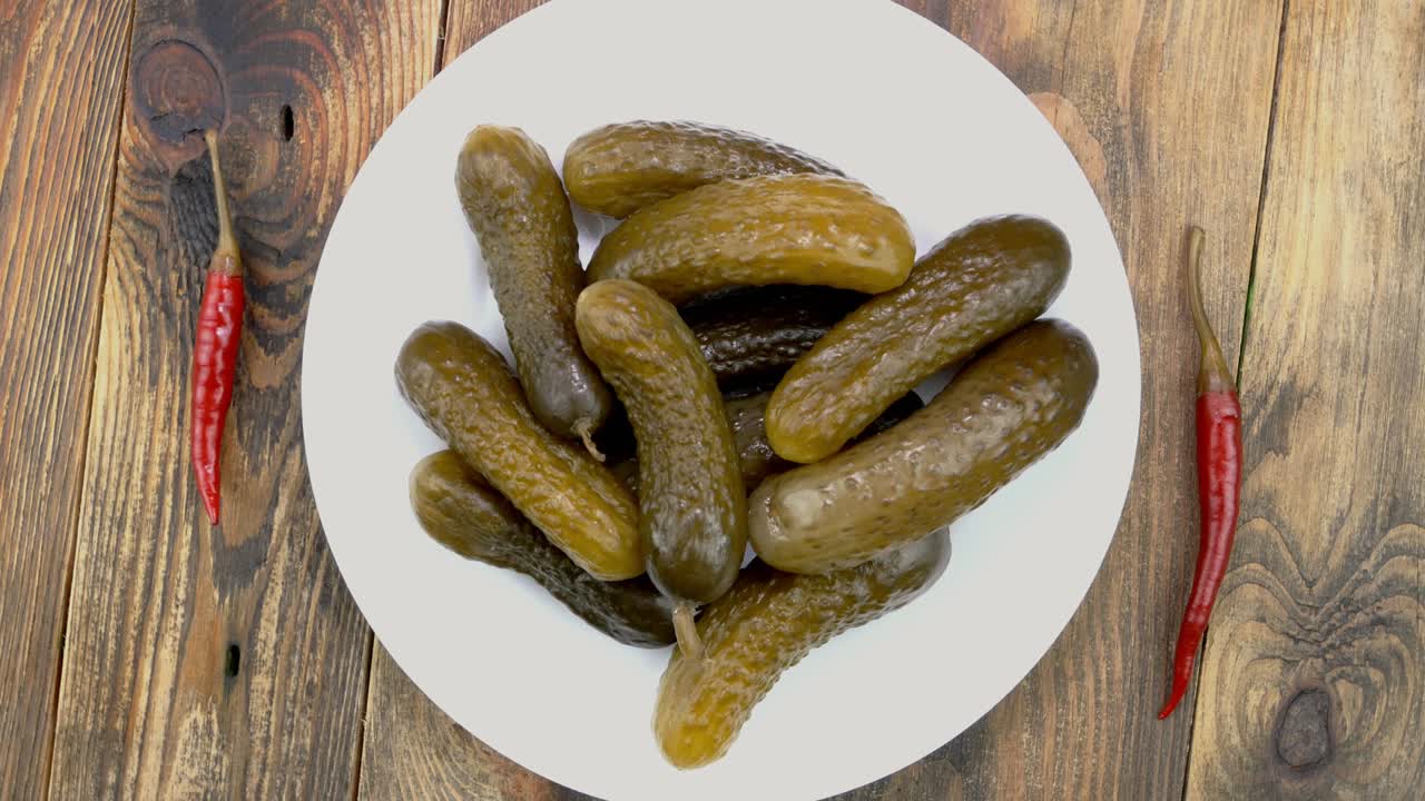 칠리 페퍼와 함께 집에서 만든 소금 오징어는 나무 바탕에 접시를 회전시니다.