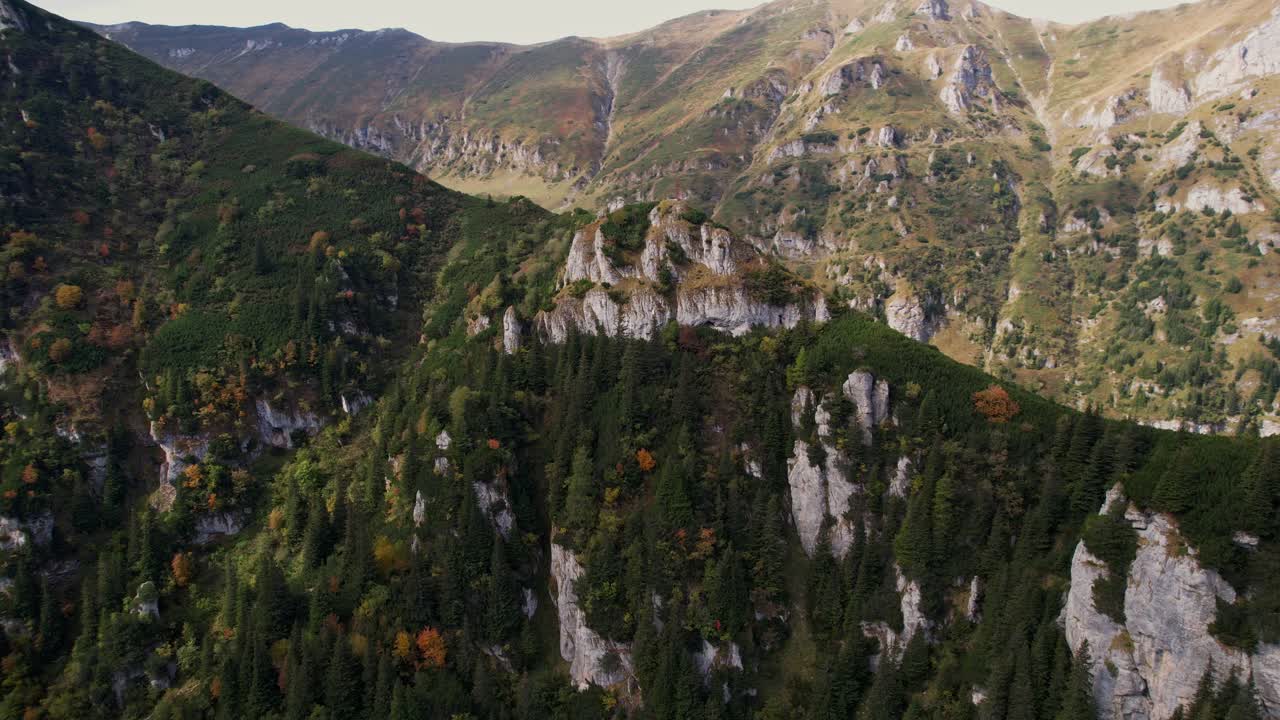 los colores de otoño cubren las montañas bucegi, una foto aérea del escarpado pico de padina cruci