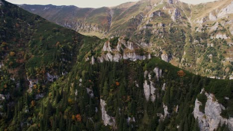 Los-Colores-Del-Otoño-Cubren-Las-Montañas-De-Bucegi,-Toma-Aérea-Del-Escarpado-Pico-Padina-Cruci