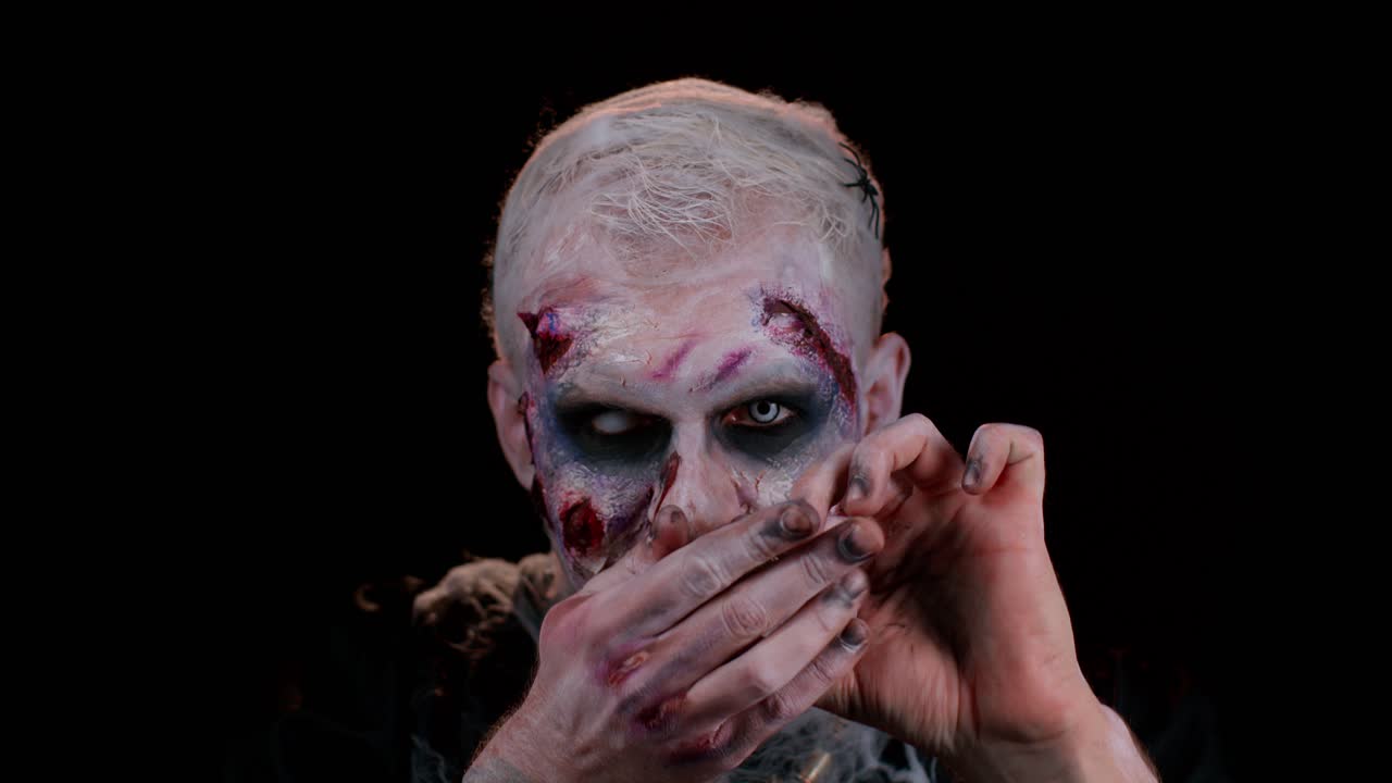 hombre espeluznante con cicatrices sangrientas cara, halloween zombie vomita bitcoins de oro minería tecnología del futuro