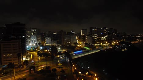 Hiperlapso-De-Drones-De-Un-Puente-Iluminado-Con-Luces-LED-Que-Cambian-De-Color