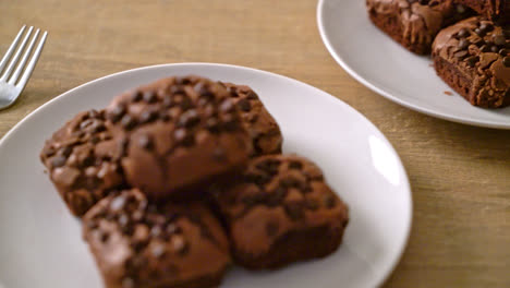 Brownies-De-Chocolate-Negro-Con-Pepitas-De-Chocolate-Encima