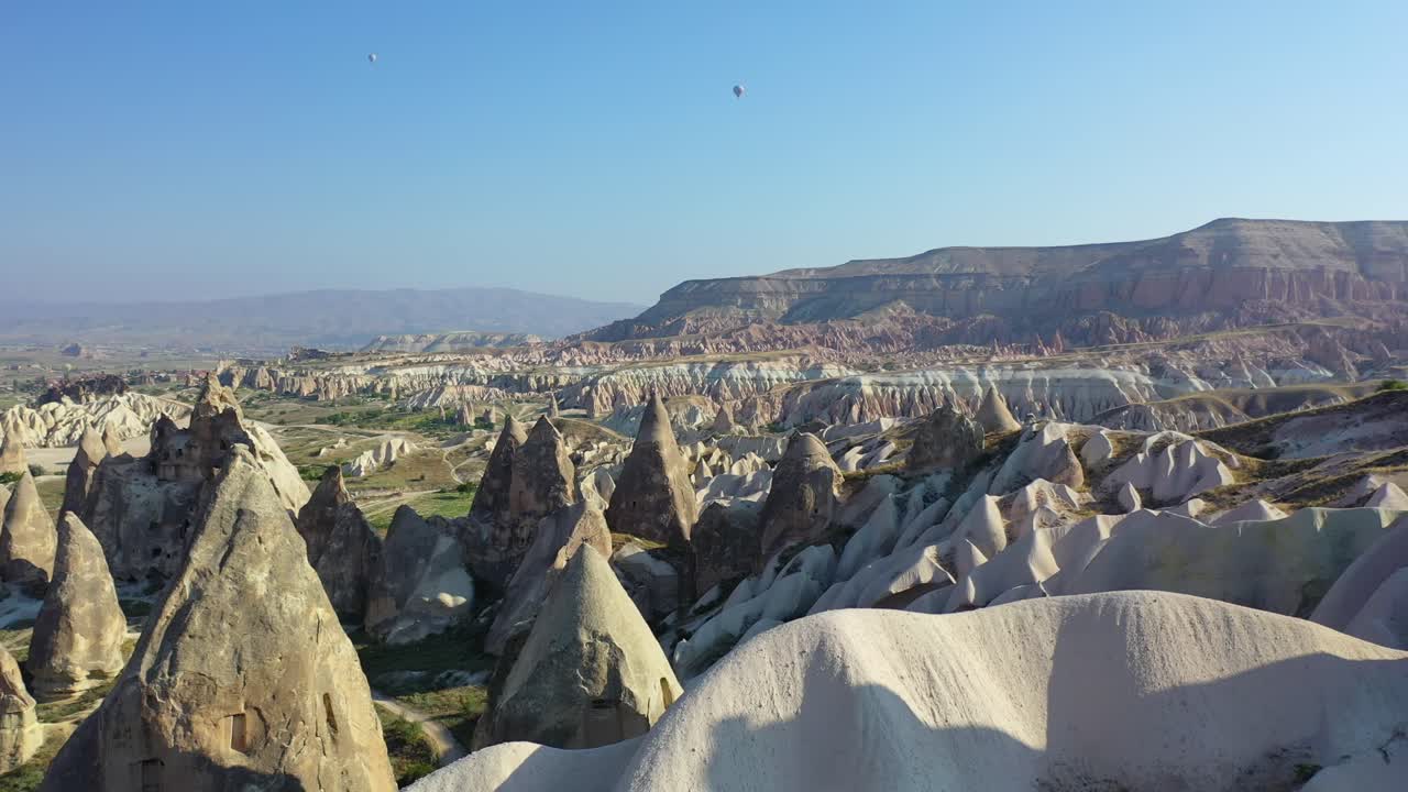 paisaje de capadocia con formaciones rocosas de chimenea de hadas, antena delantera
