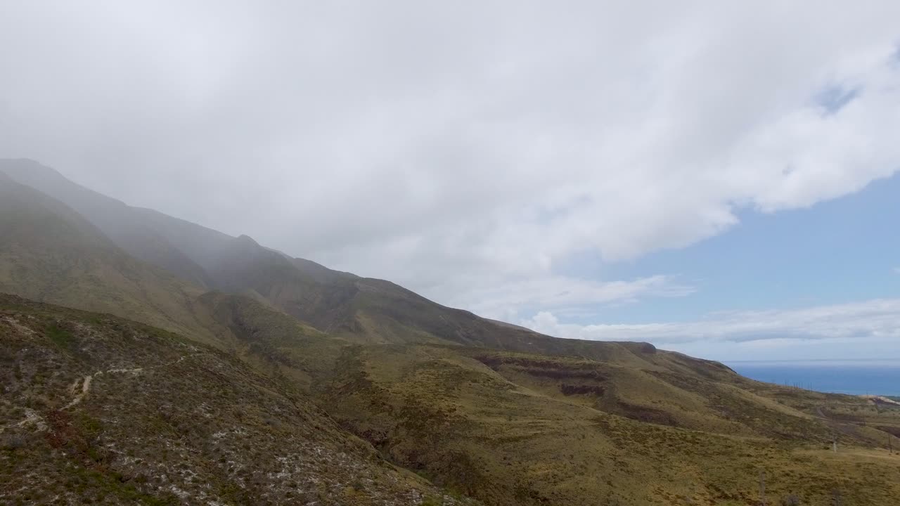 Montagne di Maui, ripresa con drone 4K con nebbia e pioggia