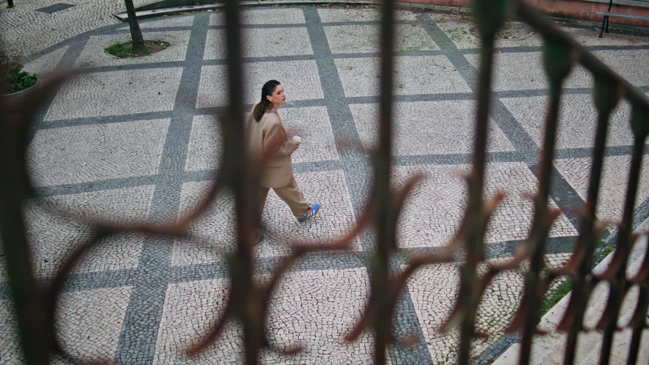 아침 커피를 들고 일하러 가는 비즈니스 레이디. 산책하는 우아한 여성