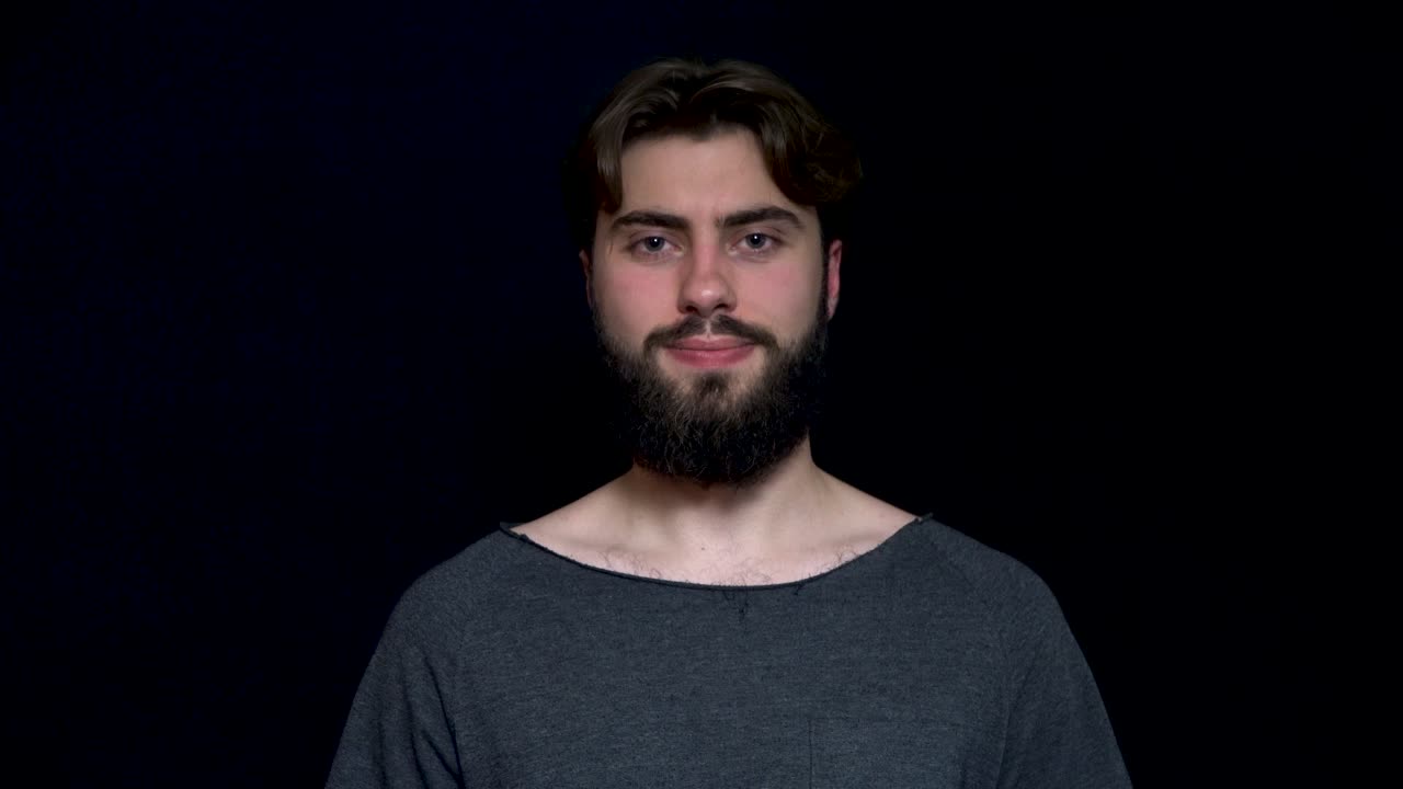 수염 을 가진 미소 짓는 남자 의 초상화