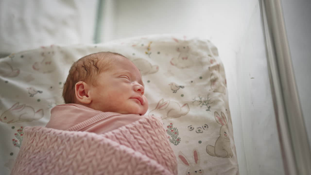 병원 보육실에서 신생아