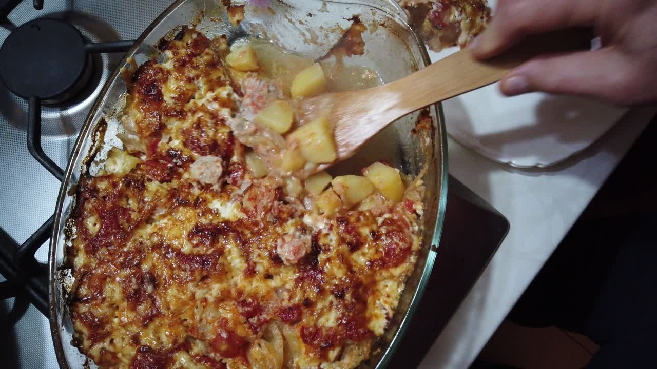 Piatto di patate e maiale arrosto