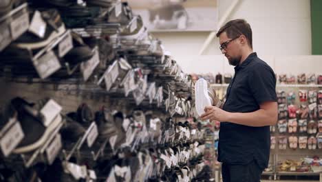 hombre comprando zapatos en una tienda