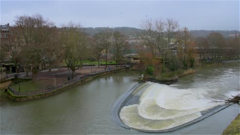 Aspekt-Eines-Großen-Flusswehrs-An-Der-Pulteney-Brücke-Am-Fluss-Avon-Mit-Blick-Auf-Das-Erholungsgebiet-In-Der-Römischen-Stadt-Bath-In-England