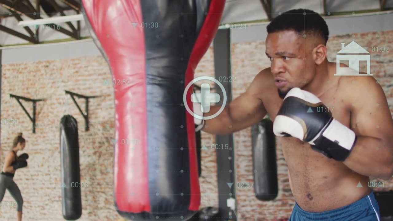 Pugile uomo che inizia l'allenamento, colpendo il sacco da boxe in una palestra di pugilato, intensificandosi mentre le icone HUD si sovrappongono.