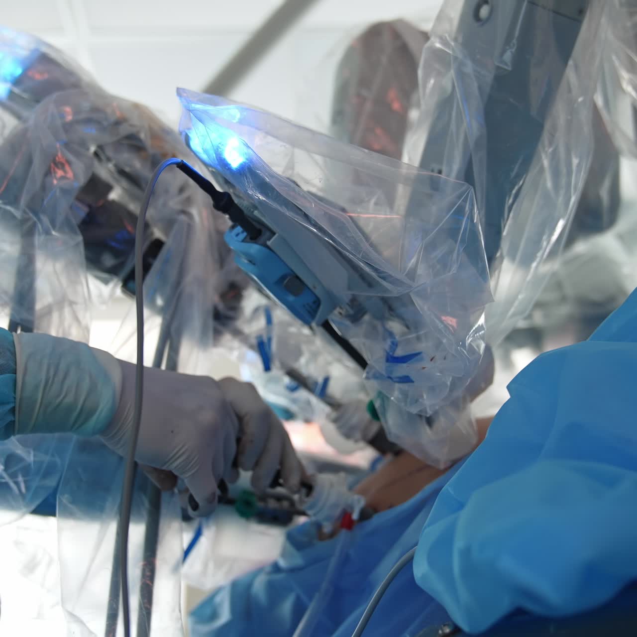 Sala operatoria di emergenza per pandemia. Moderne attrezzature chirurgiche per la cura della salute dei pazienti