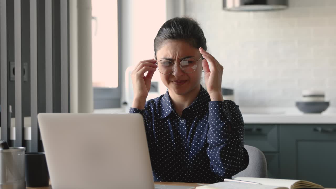 estudiante indio que estudia mucho tiempo se siente cansado quítese las gafas