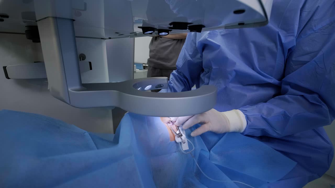 corrección de la visión con láser. un paciente y un equipo de cirujanos en la sala de operaciones durante una cirugía oftalmológica