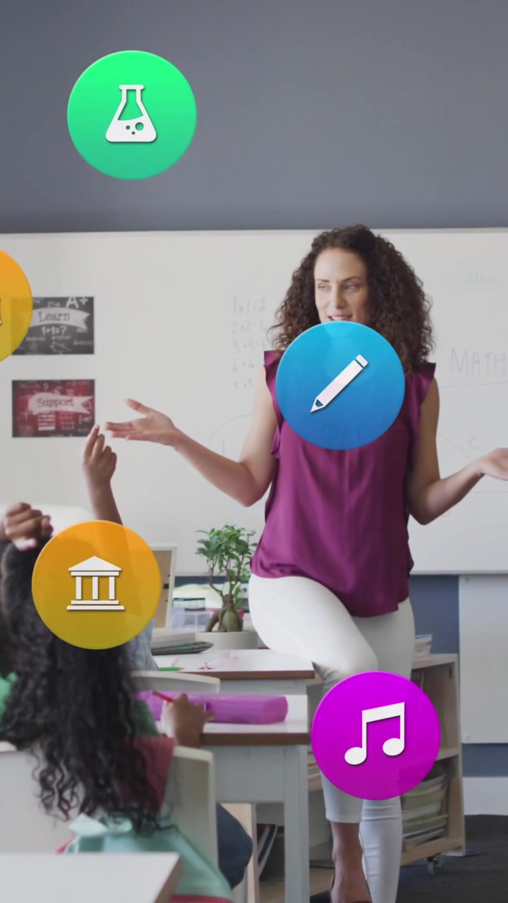 Animación de iconos escolares sobre una maestra diversa y alumnos levantando las manos en clase