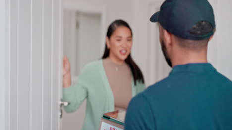 mujer, tableta o repartidor en la puerta principal