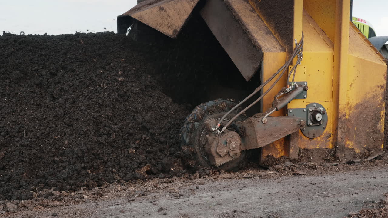 el tractor produce aireación del compost