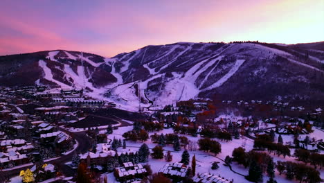 Purpurfarbener-Himmel-über-Den-Skipisten-In-Colorado