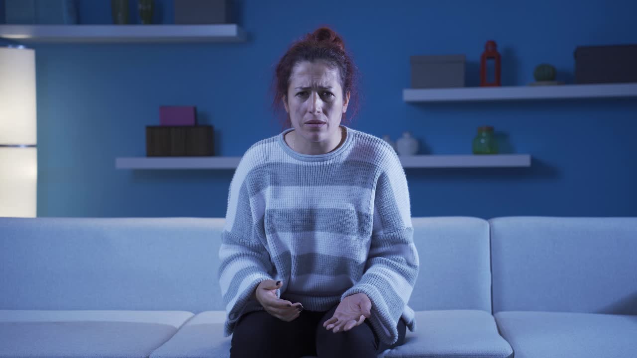 la mujer mirando amenazadoramente a la cámara.