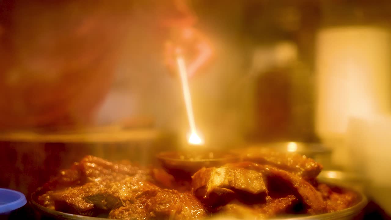 el chef prepara el estofado de carne con precisión y cuidado.