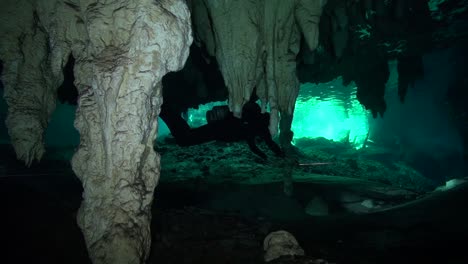 buceador de cuevas y grandes espeleotemas cerca de la superficie.