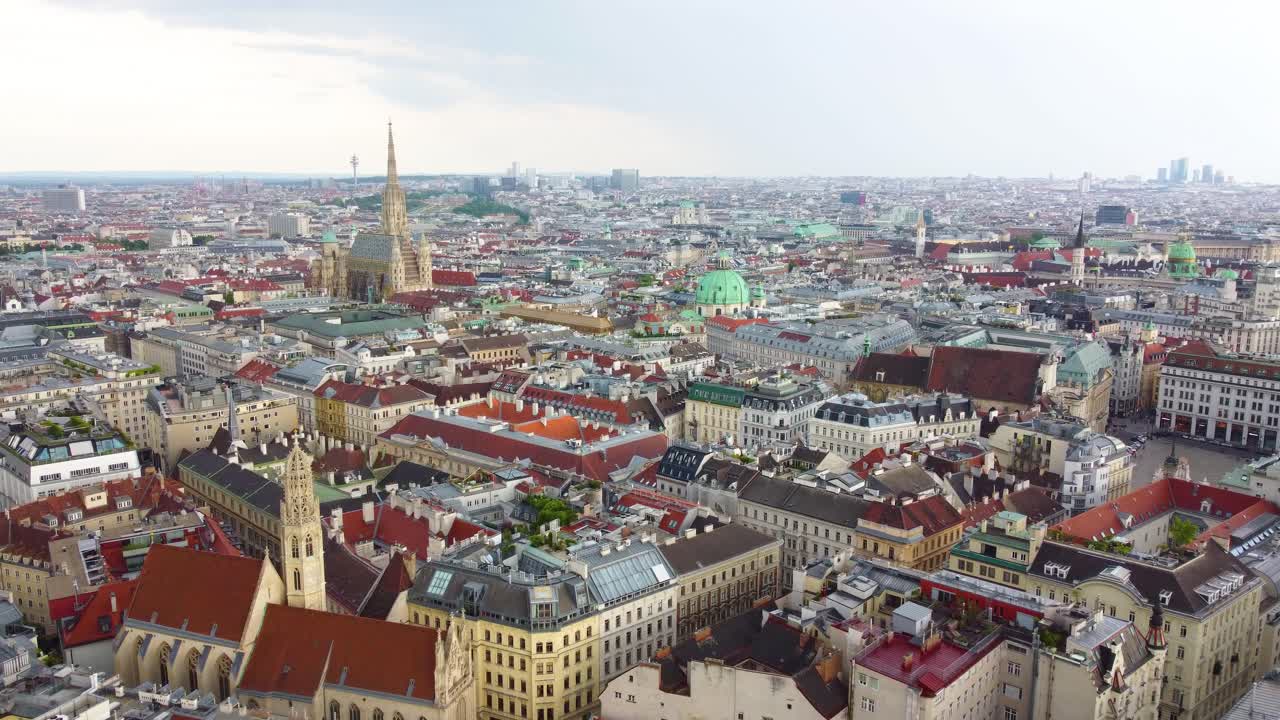 Paesaggio urbano storico di Vienna con chiese iconiche e tetti di giorno, vista aerea