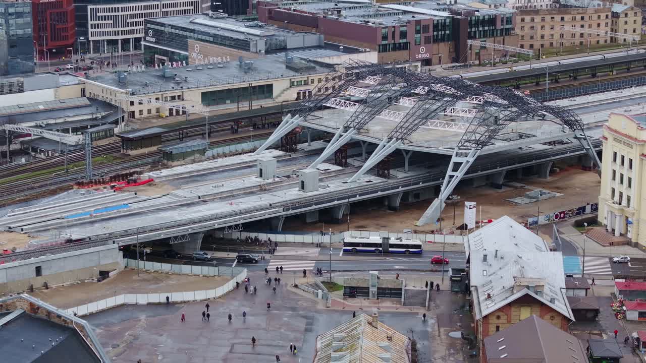 리가의 완성되지 않은 새로운 철도역의 드론 - 미래 연결의 상징
