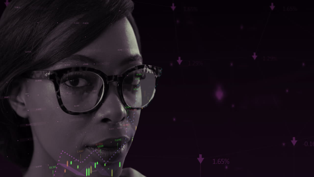 procesamiento de datos financieros sobre la mujer con gafas contra un fondo negro