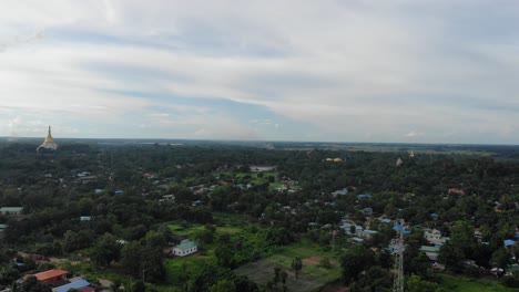 drone volando sobre la histórica ciudad de bago en myanmar