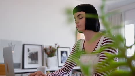 mujer usando computadora portátil en casa 4k